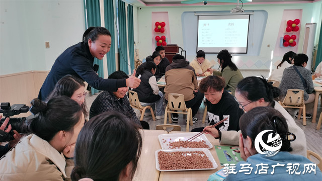  孩子入園家長(zhǎng)入校，駐馬店開(kāi)發(fā)區(qū)偉才幼兒園開(kāi)啟“雙師型學(xué)?！苯逃履Ｊ? /></a></p>
<p>偉才幼兒園負(fù)責(zé)人承諾，將帶領(lǐng)家長(zhǎng)朋友們共同走進(jìn)3-6歲兒童的內(nèi)心世界，深刻理解家庭教育作為孩子成長(zhǎng)基石的極端重要性。父母是孩子第一任且最好的老師，她希望開(kāi)發(fā)區(qū)偉才幼兒園的家長(zhǎng)們都能通過(guò)“智慧父母學(xué)校”的學(xué)習(xí)，成為懂教育、有智慧的家長(zhǎng)，實(shí)現(xiàn)輕松育兒、科學(xué)育人。</p>
<div   class=