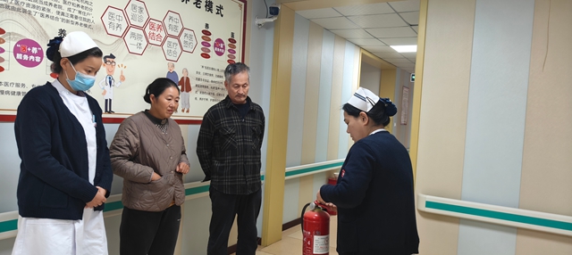 筑牢安全防線:駐馬店市第二中醫(yī)院養(yǎng)老護(hù)理中心開展消防安全培訓(xùn)