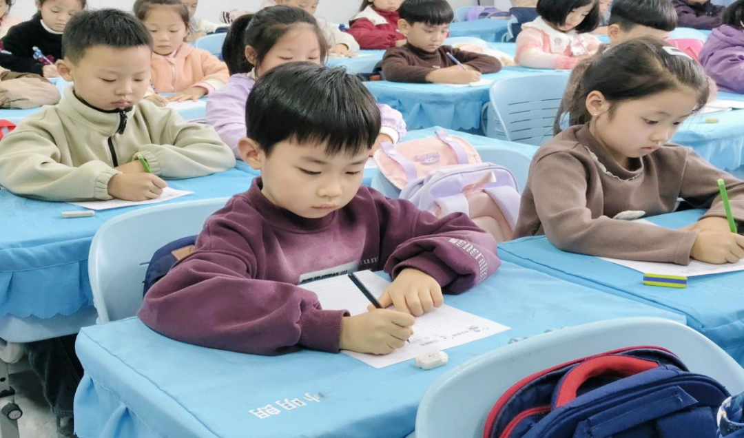  筆墨傳情潤(rùn)校園 師生揮毫展風(fēng)采——駐馬店經(jīng)濟(jì)開發(fā)區(qū)金雀路小學(xué)師生寫字比賽圓滿落幕