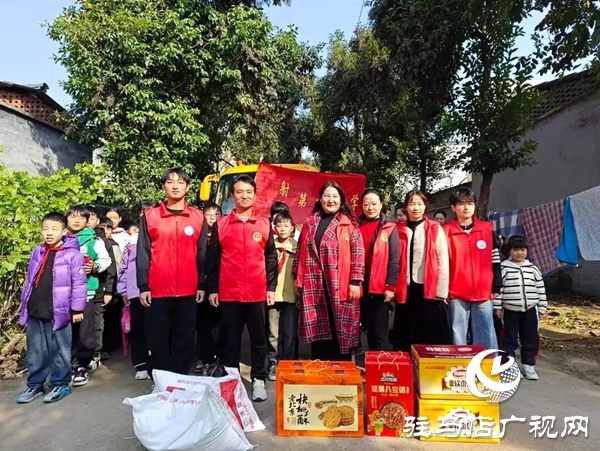 平輿縣身邊好人協(xié)會攜射橋鎮(zhèn)第一小學(xué)師生志愿者赴敬老院送溫暖