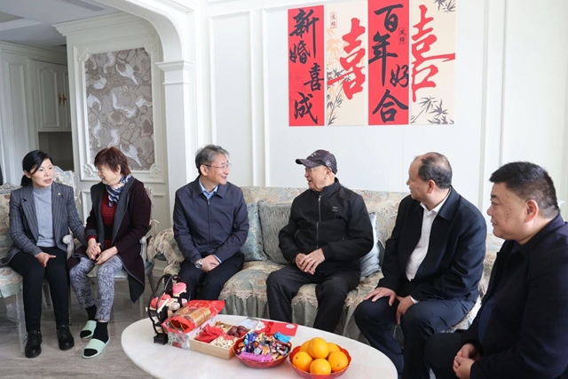 重陽送溫暖 關(guān)懷潤心田——駐馬店市中心醫(yī)院開展職工高齡父母走訪慰問活動