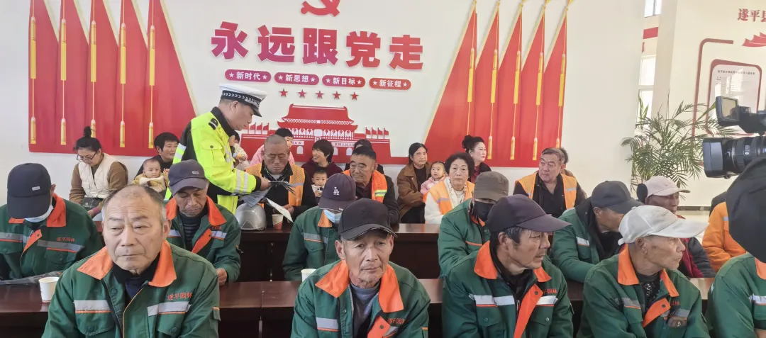 遂平交警：交通安全宣講守護老人出行安全