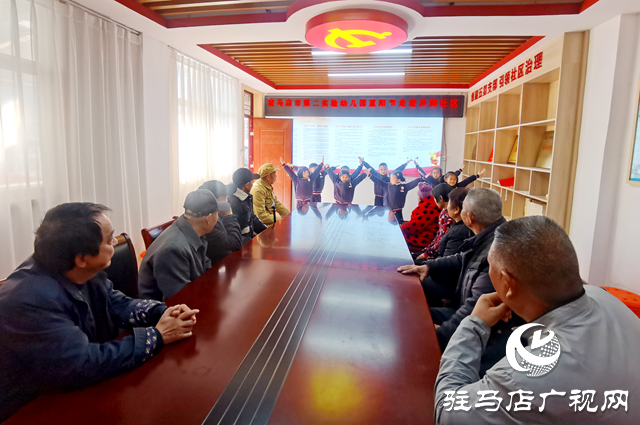 菊香滿(mǎn)庭暖重陽(yáng) 童心敬老潤(rùn)花?