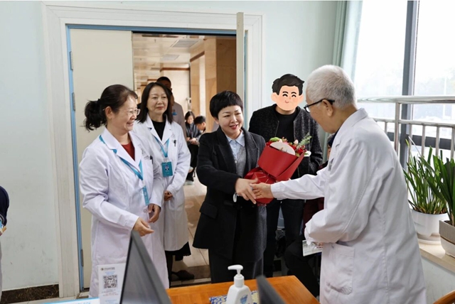 駐馬店市中醫(yī)院開展重陽節(jié)慰問返聘高齡專家活動