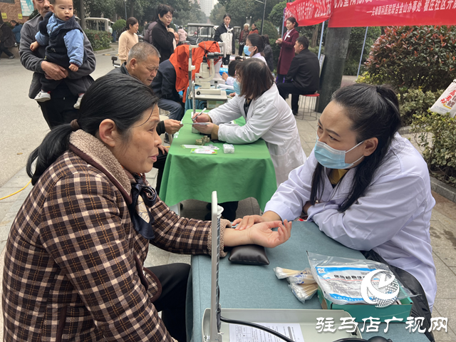 重陽(yáng)節(jié)健康公益活動(dòng)為老年居民送上“光明禮包”?