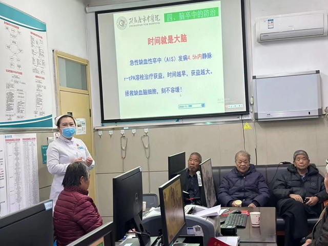 駐馬店市中醫(yī)院老年病科開(kāi)展重陽(yáng)節(jié)活動(dòng)，讓溫暖與健康常伴