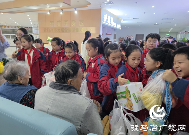 駐馬店實驗小學:重陽節(jié)走進養(yǎng)老院 溫情陪伴傳敬老美德??