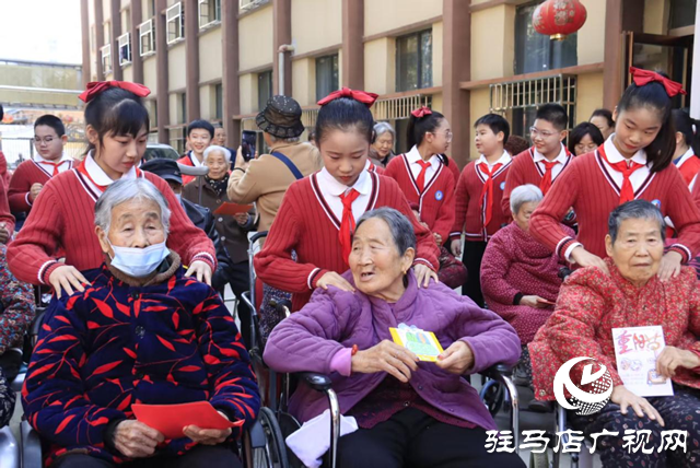 駐馬店第二實(shí)驗(yàn)小學(xué)開展重陽節(jié)敬老活動(dòng)