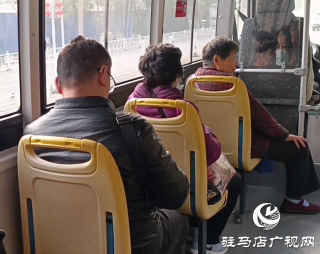 駐馬店??：公交車(chē)座椅加裝軟墊 暖心舉措提升出行體驗(yàn)?