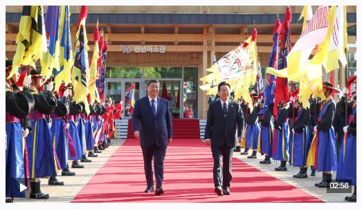 獨(dú)家視頻丨習(xí)近平乘車抵達(dá)慶州博物館 韓國(guó)總統(tǒng)熱情迎接