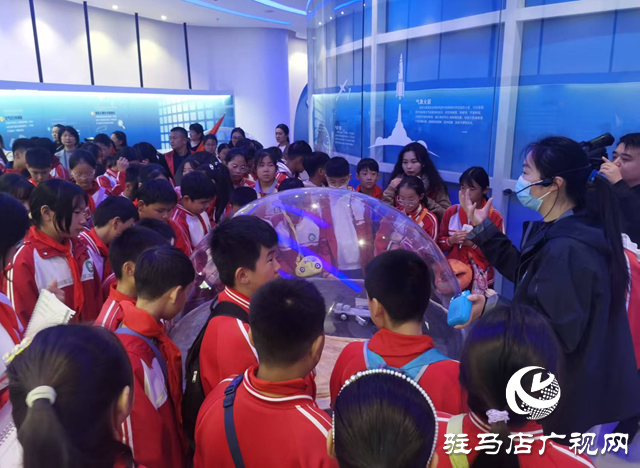 駐馬店市第三十七小學(xué)開展“探索氣象科學(xué)規(guī)律”研學(xué)實(shí)踐活動(dòng)