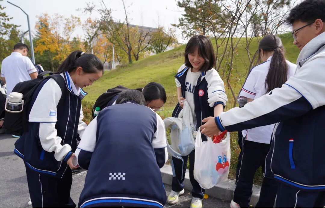 駐馬店市第二高級中學這場“行走的思政課”獲贊無數(shù)