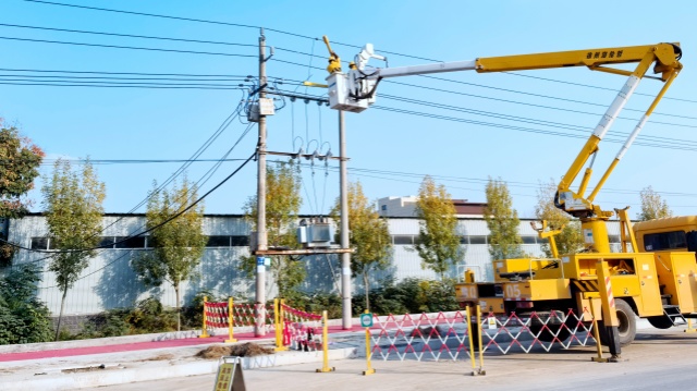 國網(wǎng)平輿縣供電公司：帶電作業(yè)除隱患，護(hù)航企業(yè)穩(wěn)生產(chǎn)