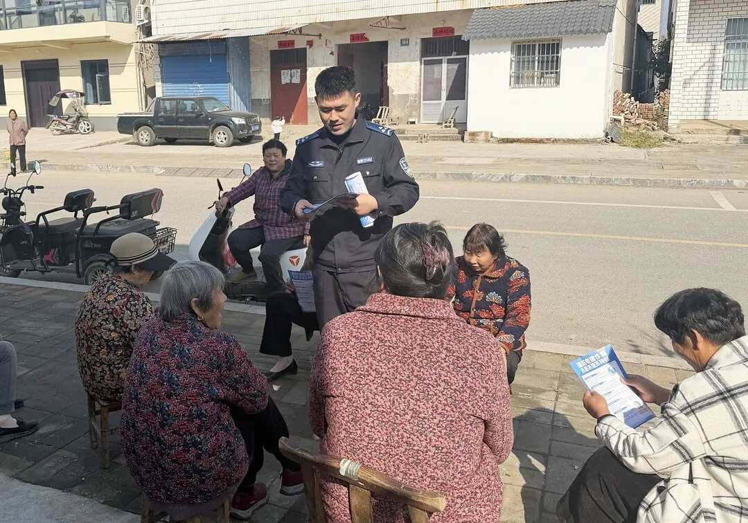 確山公安：禁毒宣傳進(jìn)鄉(xiāng)村 筑牢農(nóng)村“防毒墻”