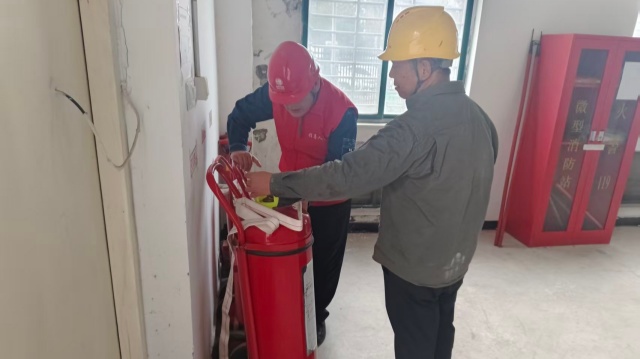 國網(wǎng)新蔡縣供電公司:嚴(yán)檢細(xì)查筑防線 護(hù)航冬季電網(wǎng)安全