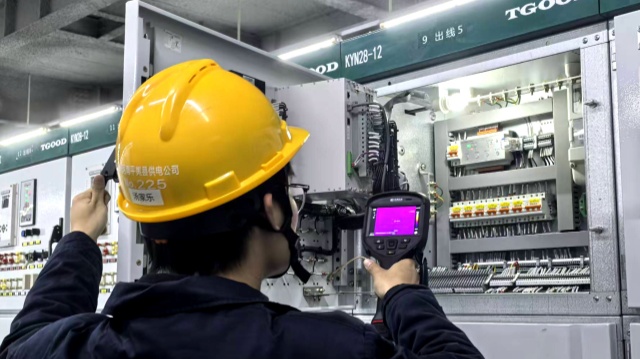 國網(wǎng)平輿縣供電公司：夜間巡視護電網(wǎng) 迎峰度冬早準(zhǔn)備