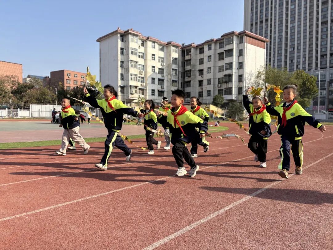  秋葉拼秋趣 童手畫秋柔——駐馬店市第六小學(xué)開展“秋葉拼秋趣，童手畫秋柔”秋日創(chuàng)意活動