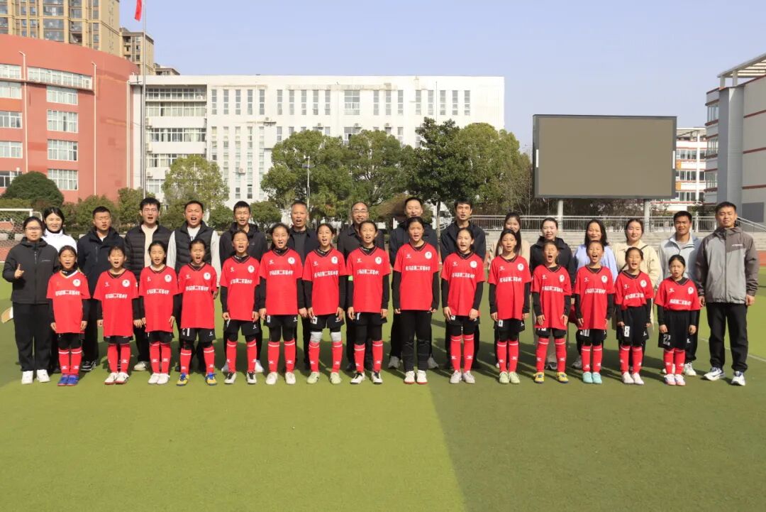  踏夢綠茵場 折桂鑄榮光——駐馬店第二實驗小學(xué)女足隊攬獲第九屆“市長杯” 足球聯(lián)賽冠軍