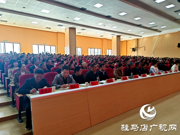 弘揚(yáng)踐行教育家精神駐馬店市優(yōu)秀教師巡回報(bào)告會(huì)(平輿站)在平輿一高北校區(qū)舉行