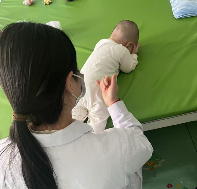 從肌張力高到自如爬行站立，六月齡寶寶的康復(fù)答卷暖心呈現(xiàn)！