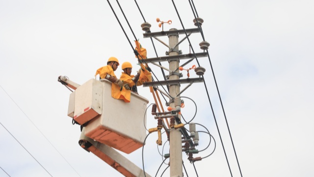國網(wǎng)汝南縣供電公司：帶電作業(yè)“零感知” 優(yōu)質(zhì)服務(wù)“不間斷”