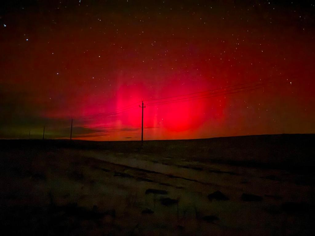 一大波美圖來(lái)了，他們?cè)谖覈?guó)北方多地拍到了極光！