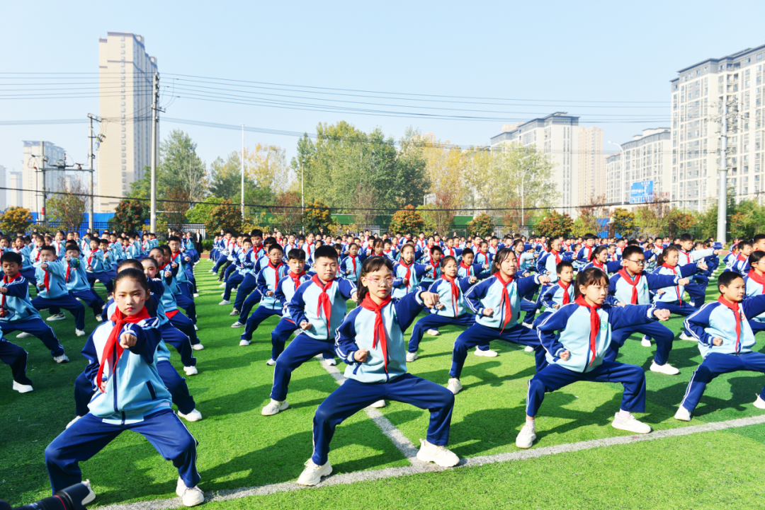 駐馬店市第三小學舉辦“武韻傳美”大課間觀摩活動