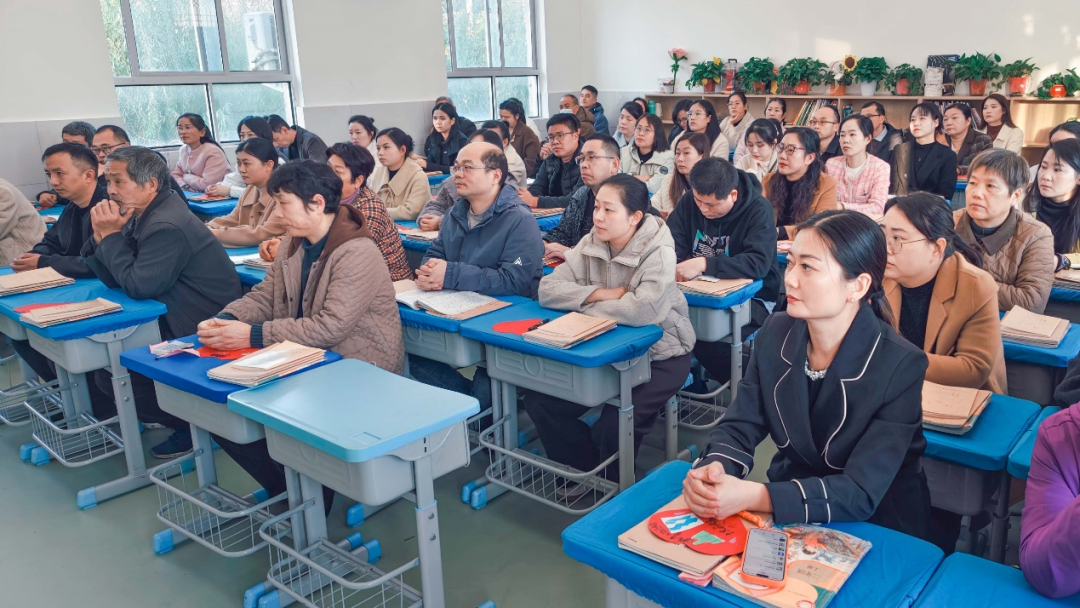 架起溝通橋梁 攜手共育成長——駐馬店實驗小學召開新學期家長會