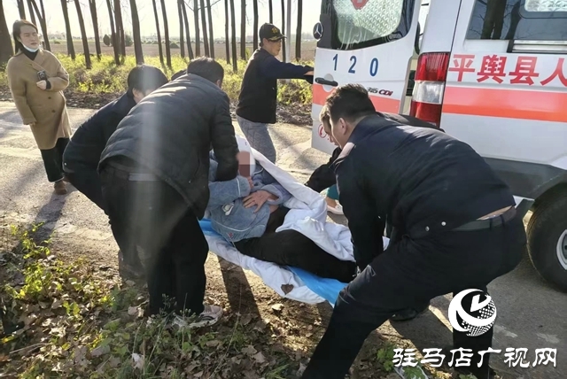 平輿:一轎車側(cè)翻入溝四人被困 警民攜手寒水中成功營救