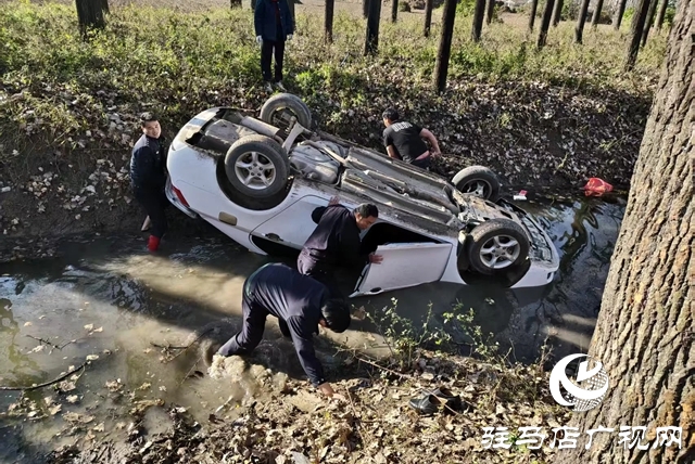 平輿:一轎車側(cè)翻入溝四人被困 警民攜手寒水中成功營救