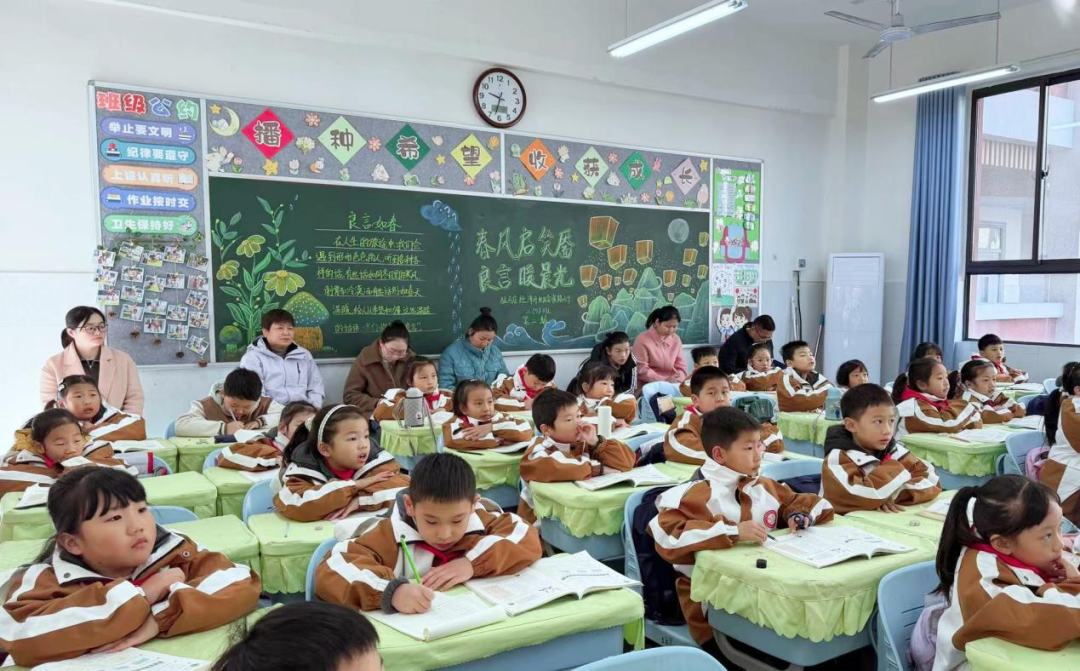 家校攜手育新苗 同心共筑成長路——駐馬店經(jīng)濟(jì)開發(fā)區(qū)金雀路小學(xué)開展“家長開放周”活動