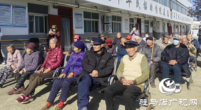 驛城區(qū)香山街道:文藝匯演暖“夕陽(yáng)”