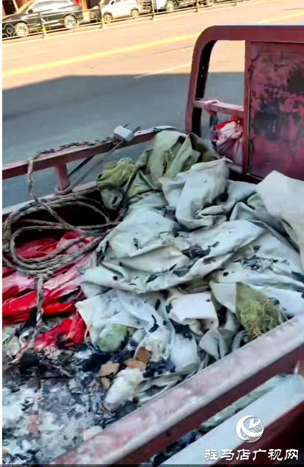 平輿縣6路公交司機路遇三輪車起火果斷施救贏得了乘客與市民的紛紛點贊