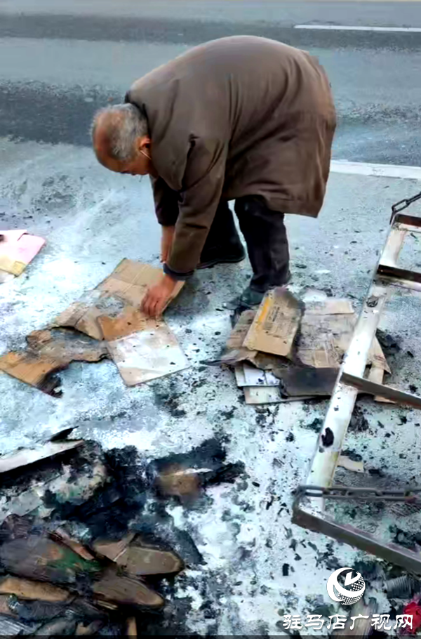 平輿縣6路公交司機路遇三輪車起火果斷施救贏得了乘客與市民的紛紛點贊