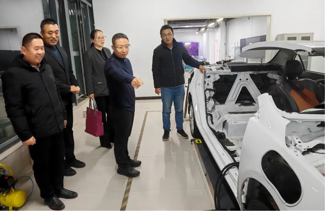 河南省政協(xié)副主席張震宇一行到黃淮學(xué)院調(diào)研指導(dǎo)工作