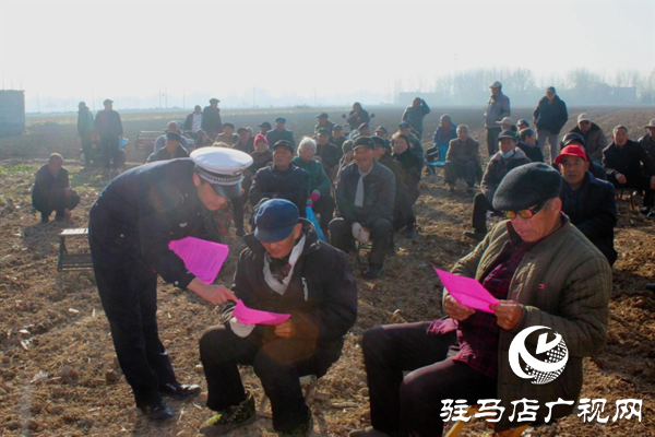 預(yù)熱122！平輿交警“美麗鄉(xiāng)村行”走進(jìn)張樓村，安全禮包送到家