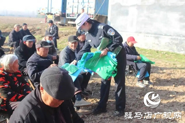 預(yù)熱122！平輿交警“美麗鄉(xiāng)村行”走進(jìn)張樓村，安全禮包送到家