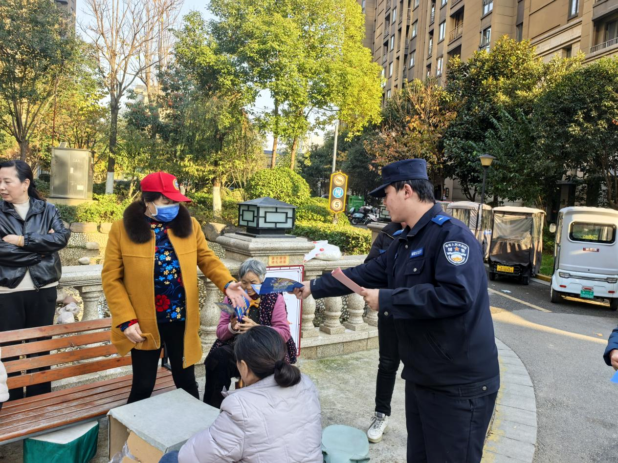 駐馬店市公安局示范區(qū)分局開展反詐知識(shí)進(jìn)社區(qū)活動(dòng)