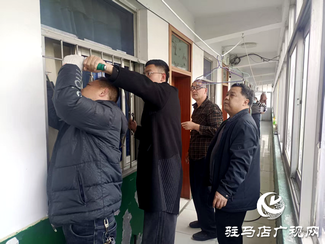拆改隱患護平安 確山生產(chǎn)街社區(qū)開展防盜窗專項攻堅行動