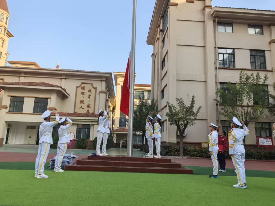  駐馬店市第三十三小學(xué)舉行升旗儀式暨“市長杯”足球賽表彰活動