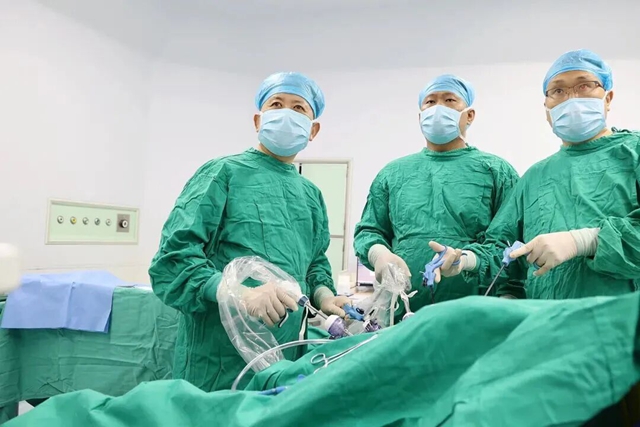 腹痛別都當(dāng)胃病！男子聚餐后突發(fā)膽囊炎，微創(chuàng)手術(shù)助其康復(fù)