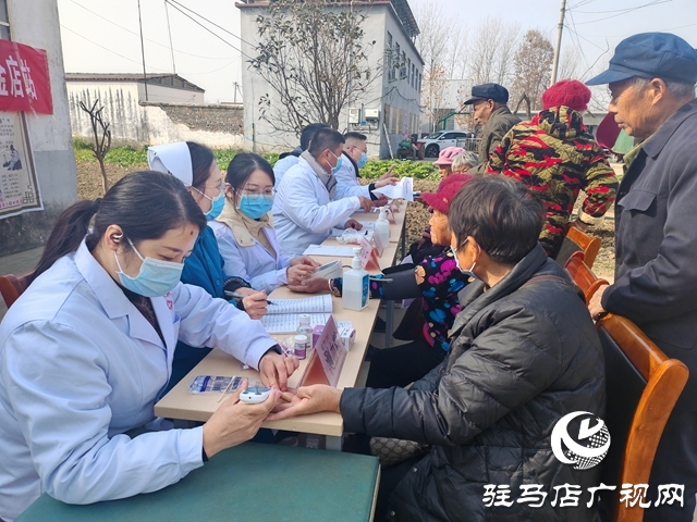 平輿縣人民醫(yī)院專家團(tuán)赴萬金店鎮(zhèn)土店村開展義診活動