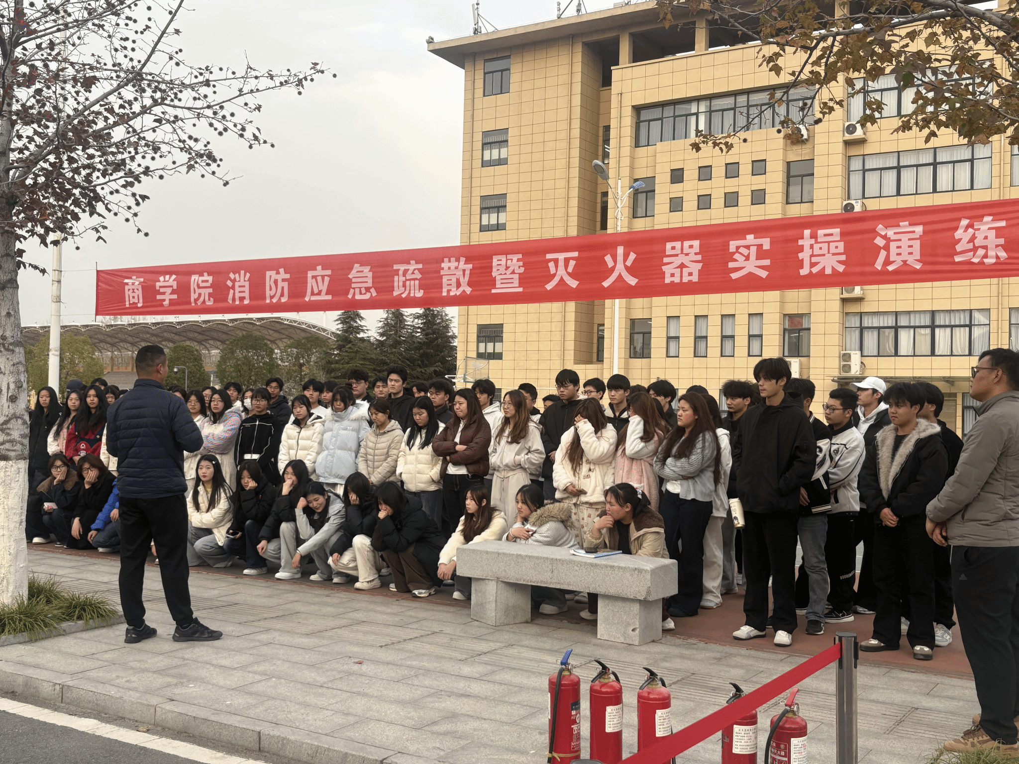  筑牢“防火墻”，上好“安全課”——駐馬店職業(yè)技術(shù)學(xué)院商學(xué)院開展消防應(yīng)急疏散暨滅火器實操演練活動