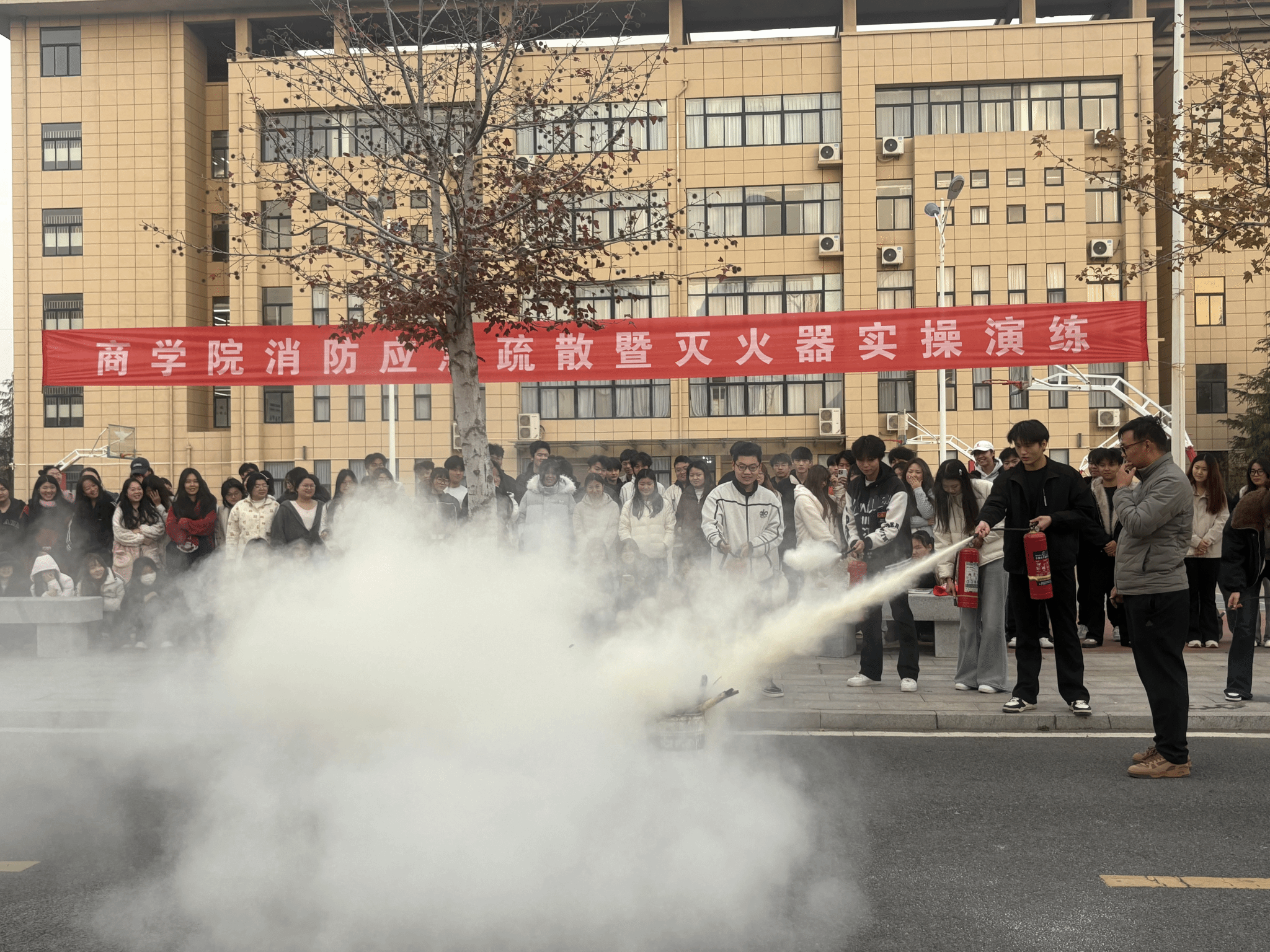  筑牢“防火墻”，上好“安全課”——駐馬店職業(yè)技術(shù)學院商學院開展消防應急疏散暨滅火器實操演練活動