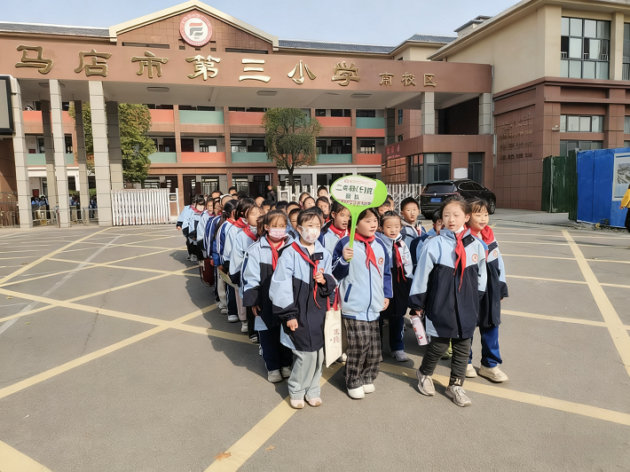 文明路隊展風(fēng)采 安全護航伴成長——駐馬店市第三小學(xué)開展路隊督導(dǎo)評比活動