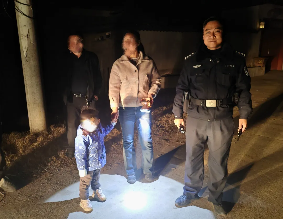 確山公安:3歲萌娃走失 民警暖心尋回