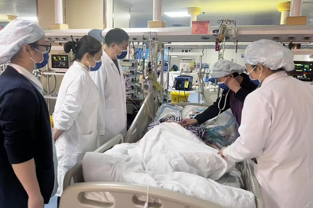 &ldquo;謝謝大家，我不會(huì)沒(méi)有爸爸了！&rdquo; 駐馬店市第一人民醫(yī)院多學(xué)科救治重癥&ldquo;白肺&rdquo;患者