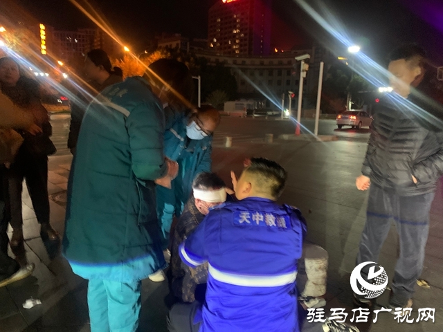 駐馬店開發(fā)區(qū)天中救援隊員深夜救助受傷市民 彰顯人道精神
