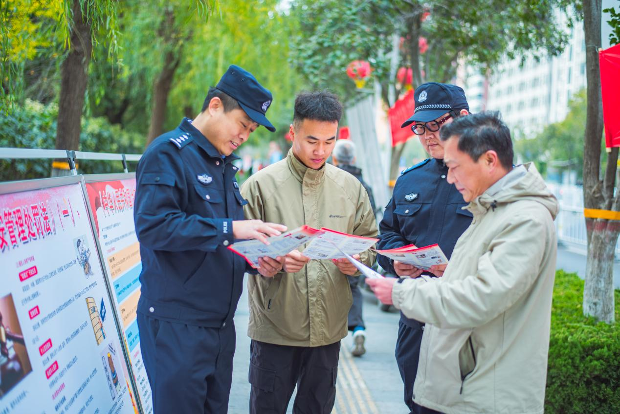 駐馬店市公安局經(jīng)濟(jì)開發(fā)區(qū)分局開展“國家憲法日”普法宣傳活動(dòng)