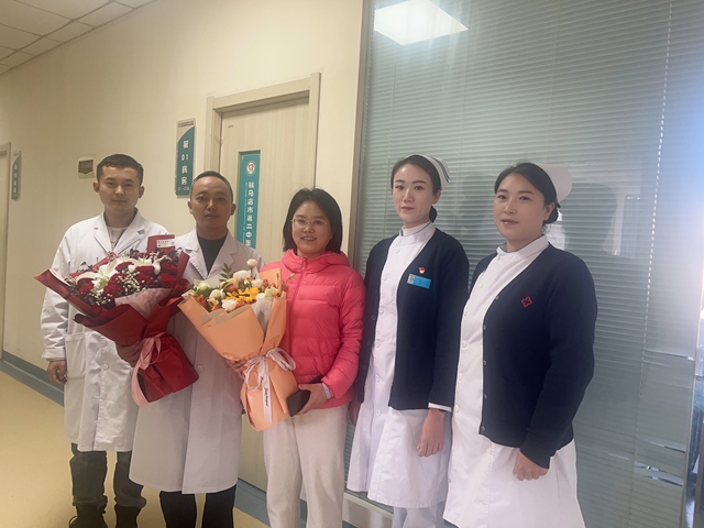 患者腰痛難行 中醫(yī)治療后送花致謝